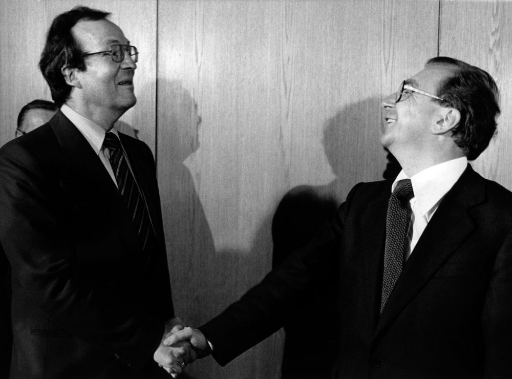 Der damalige Stuttgarter Oberbürgermeister Manfred Rommel (l, CDU) gratuliert am 16.08.1978 seinem Parteikollegen Lothar Späth i