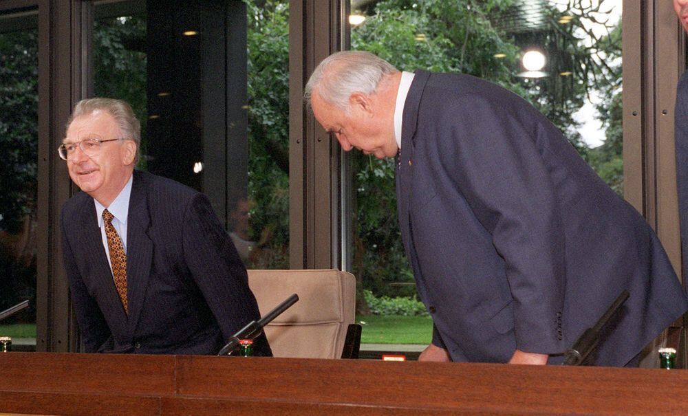 Der damalige Bundeskanzler Helmut Kohl (r) und der von ihm zum Vorsitzenden des »Beraterkreises für Zukunft und Innovation« beru
