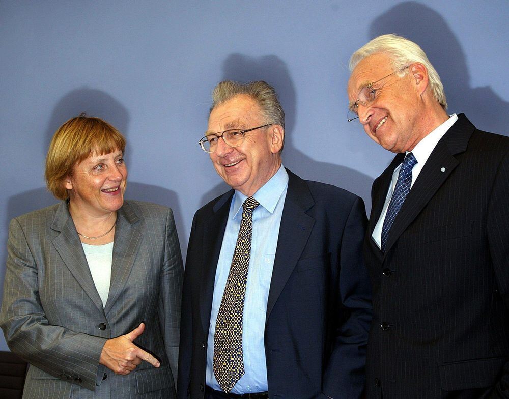 ie Vorsitzende der CDU Angela Merkel (l) und der damalige Vorsitzende der CSU Edmund Stoiber (r) stellen sich zusammen mit dem d