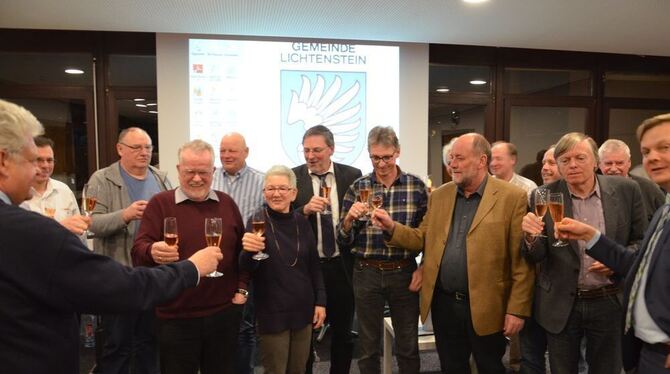 Das musste schon sein: ein Glas Sekt zwischen öffentlicher und nicht öffentlicher Sitzung auf die gute Nachricht aus Berlin. GEA-FOTO: US Das musste schon sein: ein Glas Sekt zwischen öffentlicher und nicht öffentlicher Sitzung auf die gute Nachricht aus Berlin. GEA-FOTO: US