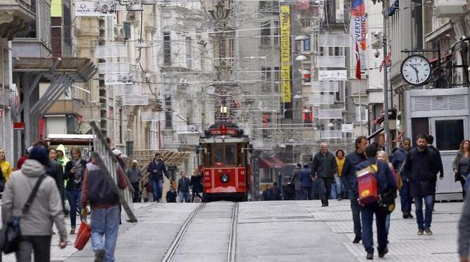 Passanten in der Istanbuler Einkaufstraße Istiklal. Hier ist es zu einer schweren Explosion gekommen. Foto: Sedat Suna