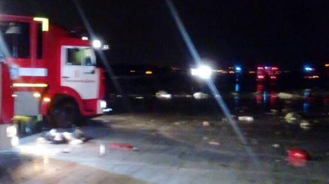 Rettungskräfte an der Unglücksstelle vor der Landebahn des Flughafens von Rostow am Don. Foto: Ministry's Of The Emergencies Rettungskräfte an der Unglücksstelle vor der Landebahn des Flughafens von Rostow am Don. Foto: Ministry's Of The Emergencies