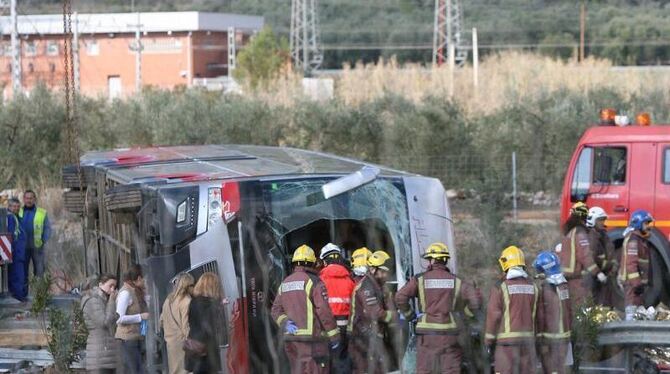 Rettungskräfte der Feuerwehr bergen Verletzte und Tote aus dem Wrack des verunglückten Busses im Nordosten Spaniens. Foto: Ja