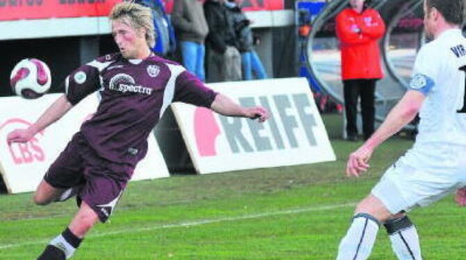 Ob Thomas Scheuring in Burghausen so dynamisch zu Werke gehen kann, ist fraglich. Rechts: Torsten Traub (Aalen). GEA-FOTO: PACHE