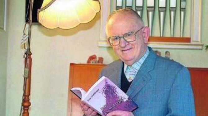 Fritz Streitberger, in den Händen sein neues Werk &laquo;Es wird regiert&laquo;, ein Mixtum aus Biografie und Geschichtsbuch. 
F