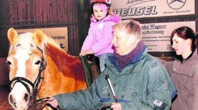 Gelassener Merlin mit stolzer Sophia: Gisela Reuß (vorn) und Lisa Neumann sorgen für risikoloses Reitvergnügen.
FOTO: ELS