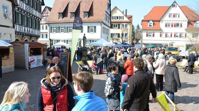 Leute treffen, das schöne Wetter genießen, in die Läden hineinschnuppern: Das »Frühlingserwachen« machte gestern seinem Namen al Leute treffen, das schöne Wetter genießen, in die Läden hineinschnuppern: Das »Frühlingserwachen« machte gestern seinem Namen al