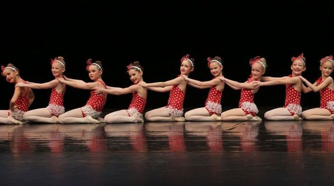 Erfolgreiche Eninger Eleven: Die Gruppe von Dance Performance holte sich in Fürstenfeldbruck den ersten Platz.  FOTO: PRIVAT