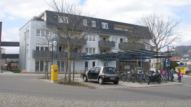 Ans Dettinger Nahwärmenetz angeschlossen ist auch das Haus »Sorglos wohnen« am Bahnhofsplatz. GEA-FOTO: THOMAS FÜSSEL