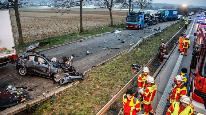 Zu einem schweren Unfall mit drei Toten kam es auf einem Parkplatz auf der B27 bei Filderstadt in Fahrtrichtung Reutlingen. Bei