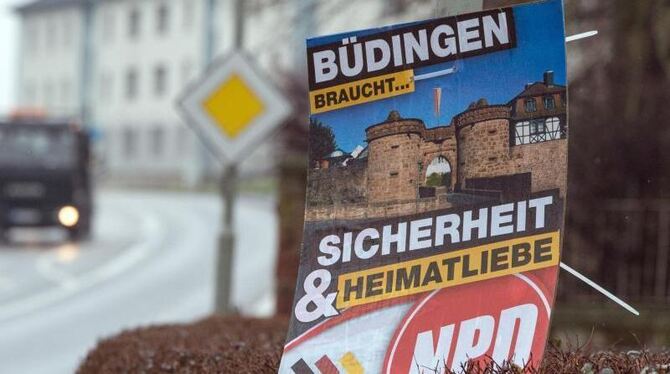 »Büdingen braucht Sicherheit und Heimatliebe« steht in Büdingen auf einem Wahlplakat der NPD. Foto: Boris Roessler/Archiv