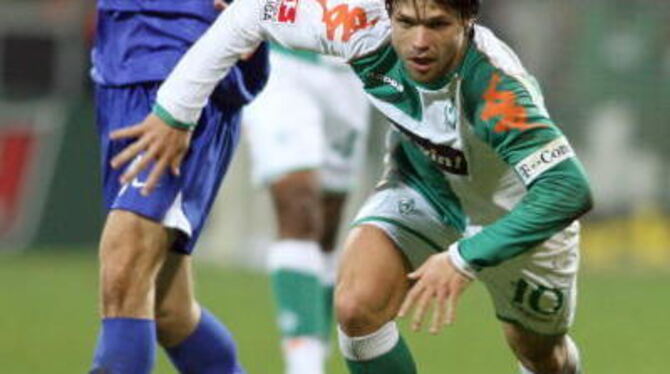 Kampfstark: Werder Bremens Ballzauberer Diego in Aktion.  FOTO: DPA