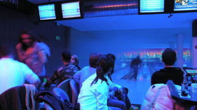 Die Bowlingbahn - abends ein beliebter Treffpunkt für Freizeitsportler und Partygänger. FOTO: STÖRK