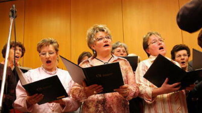 Ein Lied auf den Lippen: Reichenecker Sängerinnen bei der Feier für alle, die zum Blumenschmuck beigetragen haben. FOTO: AN