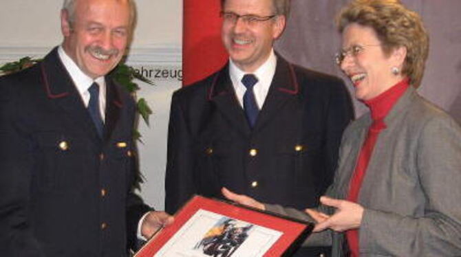 Barbara Bosch überreichte Helmut Kober die Ehrenmitgliedschaft  der  Feuerwehr.  Harald Herrmann freut sich mit.  FOTO: TS