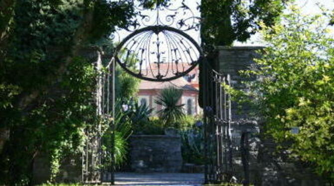 »Mythos Garten«: Eingangstor zu Schloss und Kirche auf der Insel Mainau, die in diesem Jahr viele Gärten inszeniert.  FOTO: MAIN