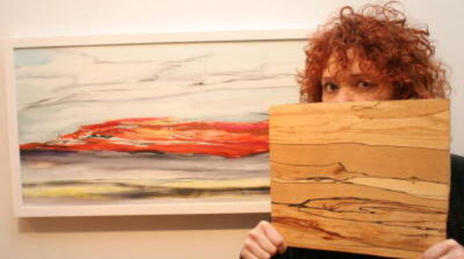 Das Brett des Anstoßes: Die in Urach geborene Künstlerin Susanne Wahl mit dem Stück Holz, das sie zu ihrer &raquo;Inneren Landsc