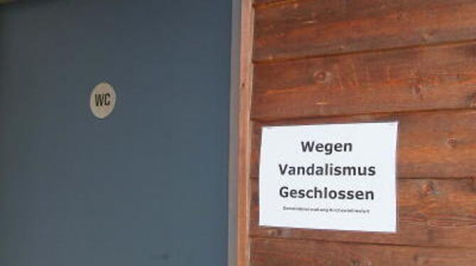 In der öffentlichen Toilette bei der Aussegnungshalle auf dem Kirchentellinsfurter Friedhof hatten Unbekannte am Freitag Papierh