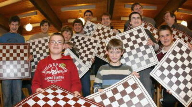 Zeigt her die Quadrate: An Nachwuchs fehlt es dem Schachclub Steinlach nicht.  FOTO: REISNER