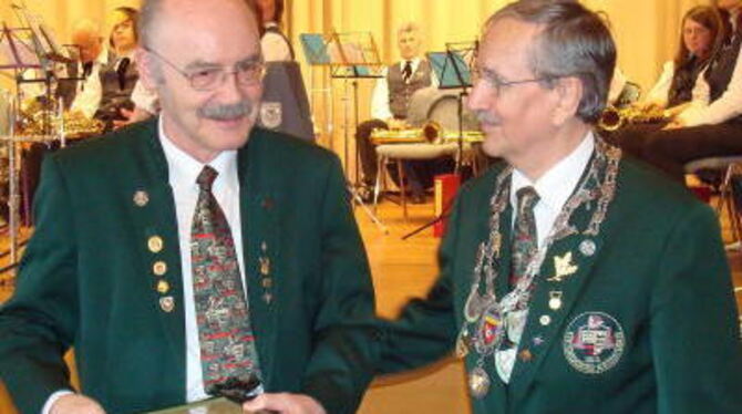 Der Bezirkssportleiter Gerhard Schmid (links) ist neuer Träger des Ehrenrings des Schützenbezirks Neckar, hier mit dem Bezirksob