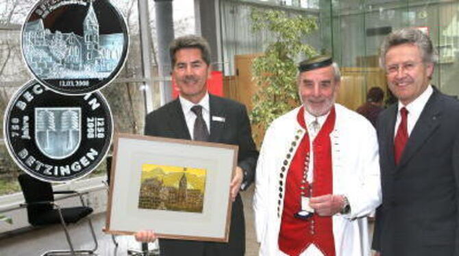 Silbermedaille zum Jubiläum: Nur 200 Exemplare gibt es von der Prägung, die Sparkassenvorsitzender Eugen Schäufele (rechts) und