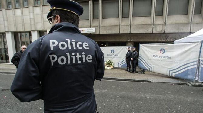 Ein belgischer Polizist am Eingang der Metrostation Maelbeek. Auch dort hatte ein Attentäter zugeschlagen. Foto: Thierry Roge