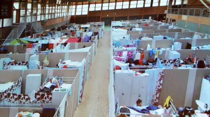 Voll, laut, keine Privatsphäre: Flüchtlinge in der Tübinger Kreissporthalle. ARCHIVFOTO: VEY