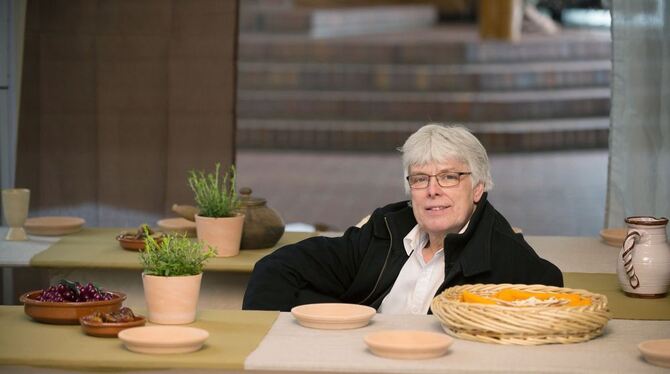 Diakon Roland Hummler (im Bild an der Station »Abendmahl«) und ein ehrenamtliches Team haben den Ostergarten in St. Andreas, Ors