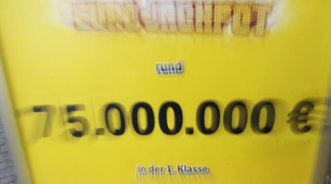 Fette Baute: Ein Aufsteller mit der Aufschrift "Eurojackpot rund 75.000.000€ in der 1. Klasse. Gewinnwahrscheinlichkeit rund