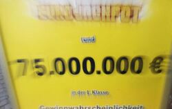 Fette Baute: Ein Aufsteller mit der Aufschrift "Eurojackpot rund 75.000.000€ in der 1. Klasse. Gewinnwahrscheinlichkeit rund 