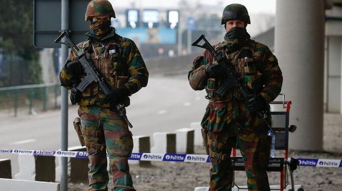 Sicherheitskräfte sind in der Nähe des Flughafens in Brüssel im Einsatz. Foto: Laurent Dubrule