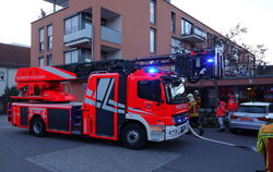 Der Alarm im Altenheim sorgte für einen Großeinsatz der Feuerwehr. GEA-FOTO: ZEN