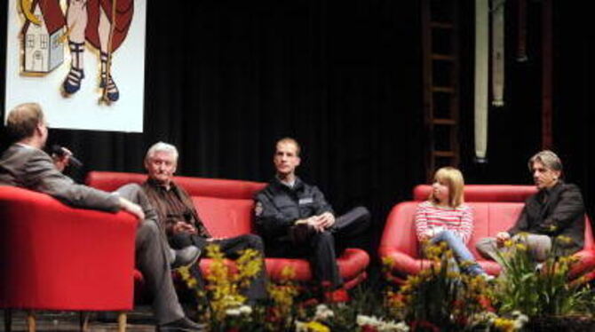 Beim Feuerwehr-Talk auf dem feuerroten Sofa: Thomas Baumgärtner, Helmut Fritz, Jochen Wechselberger und Michele Kraus mit ihrem