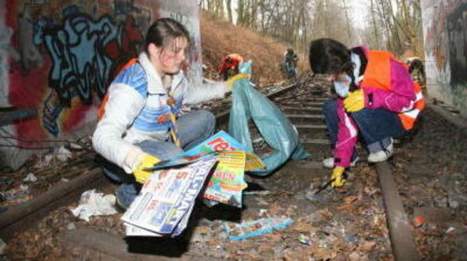 Papierstau unter der Karlstraßen-Brücke: Hier hatten die freiwilligen Helfer besonders viel zu tun. FOTO: REISNER