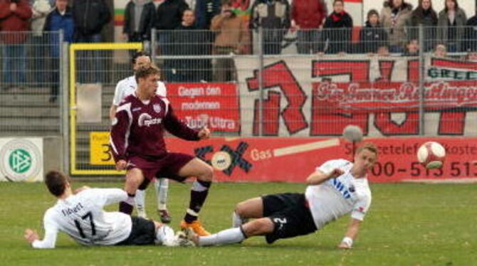 Das Tor des Tages im Hardtwald-Stadion: Bastian Bischoff (rotes Trikot) gibt den Sandhäuser Abwehrspielern Christian Fickert (li