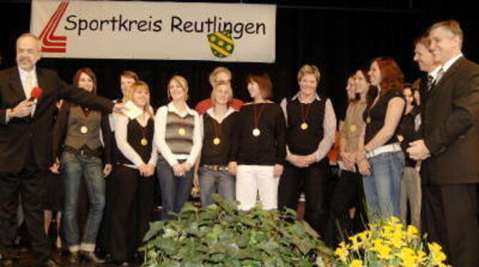 Hatten gut Lachen: Die Handballerinnen der TuS Metzingen wurden als Mannschaft des Jahres geehrt. FOTO: NIETHAMMER