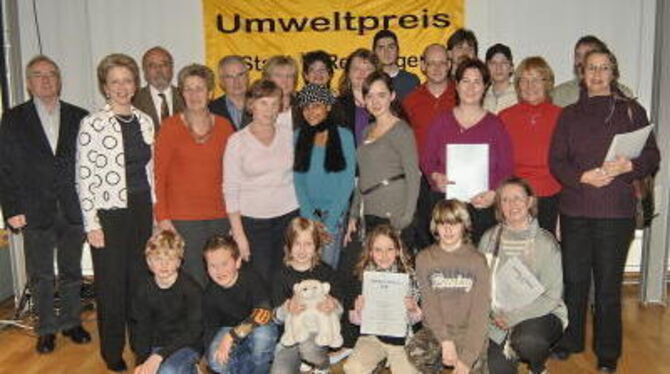 OB Barbara Bosch mit (nicht allen) kleinen und großen Gewinnern des Reutlinger Umweltpreises 2007. FOTO: NIETHAMMER