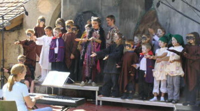 Der Chor der Vampire mit Wackelzahn und seine Leiterin Christina Stanecker (links) beim Auftritt im Klostergarten. FOTO: PR
