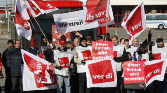 Mitarbeiter der Freiburger Verkehrsbetriebe im Warnstreik. FOTO: DPA