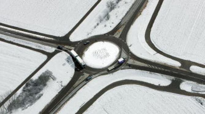 Der hübsch aussehende Wintereinbruch, im Bild der Traifelberg-Kreisel, hat für einige Unfälle gesorgt.
FOTO: MANFRED GROHE