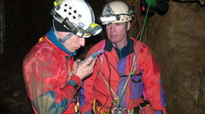 Helfer der Höhlenrettung Baden-Württemberg übten im Auenschacht bei Römerstein-Zainingen die Bergung von Verletzten.  FOTO: MAIE