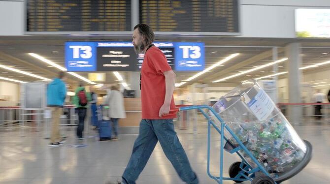 Christoph Zorn, Mitarbeiter bei der Straßenzeitung »Trott-war« sammelt  Pfandflaschen auf dem Flughafen in Stuttgart.