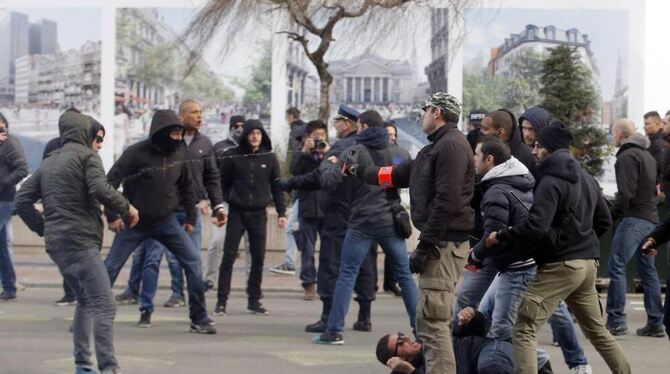 Auseinandersetzungen zwischen Hooligans und der Polizei am Rande des Gedenkens für die Opfer der Terroranschläge von Brüssel.