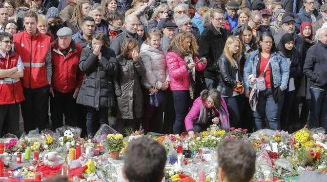 Zahlreiche Menschen gedenken in Brüssel der Opfer der Anschläge. Foto: Olivier Hoslet