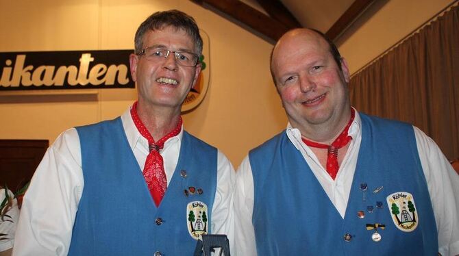 Kurt Class (rechts) und Bernd Schmid sind seit 40 Jahren Köhlermusikanten. Dafür gab es die Ehrennadel in Gold mit Diamant. Für