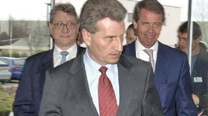 Die Gäste warten schon: Die Kammerpräsidenten Joachim Möhrle (links) und Eberhard Reiff (rechts) geleiten Günther Oettinger schn