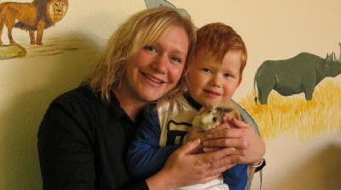 Corina Herrmann aus Willmandingen mit ihrem Sohn Nils: Als alleinerziehende Mutter möchte sie gern eine Teilzeit-Ausbildung mach