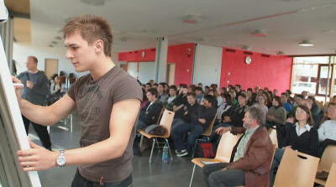 Gregor Staub (im Hintergrund am Flipchart) zeigt Schülern des AEG, wie man leichter lernen lernt. FOTO: TRINKHAUS