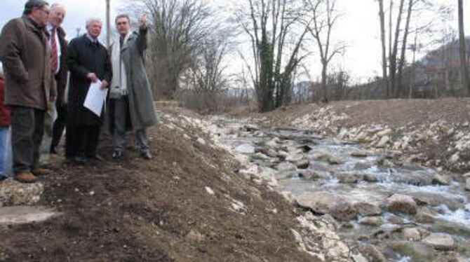 Die Raue Rampe - ein natürliches Ufer und große Steine in der Flusssohle: Der zuständige Baudirektor des RP, Lothar Heissel, erk