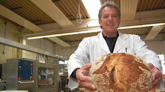Brot im Blickpunkt: Bäckermeister Michael Padeffke mit einem Paradelaib in der Mössinger Backstube. FOTO: PFISTERER